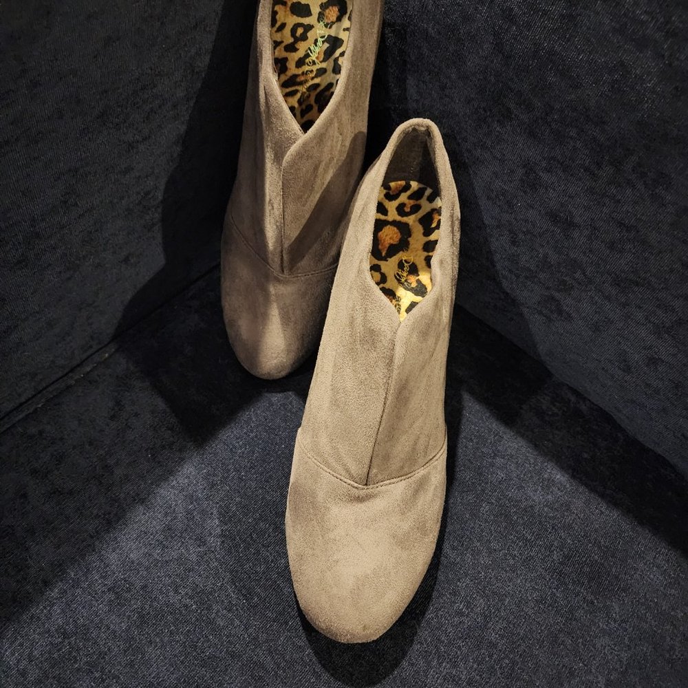 Shoes - Picture 2 of 6